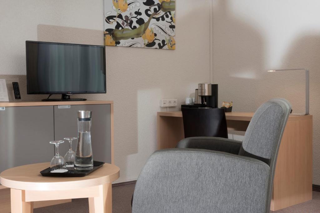 TV a/nebo společenská místnost v ubytování Mercure Hotel Düsseldorf Neuss