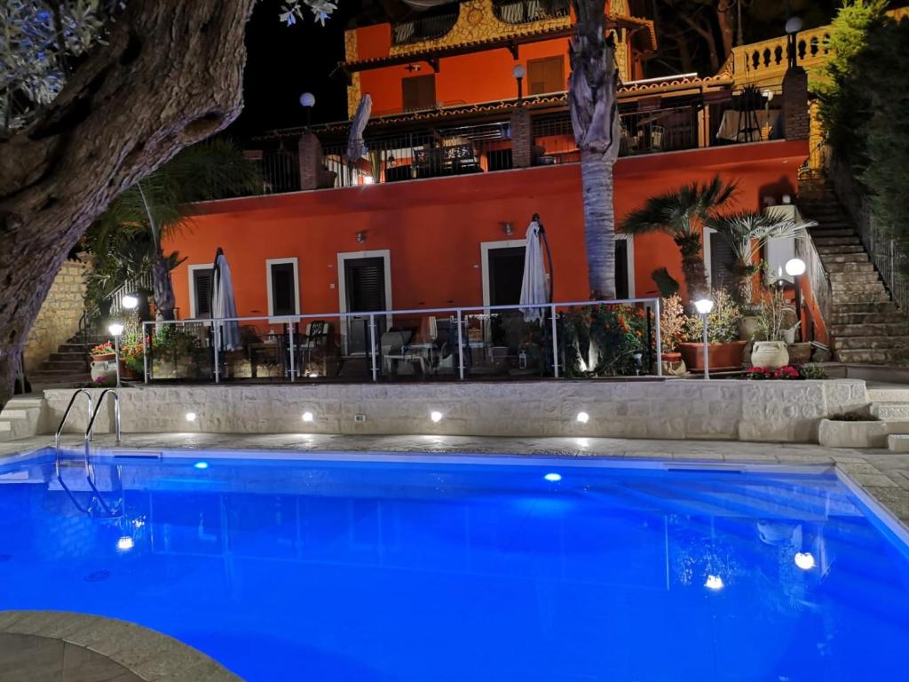 Bazén v ubytovaní B&B Villa del Sole Relais alebo v jeho blízkosti
