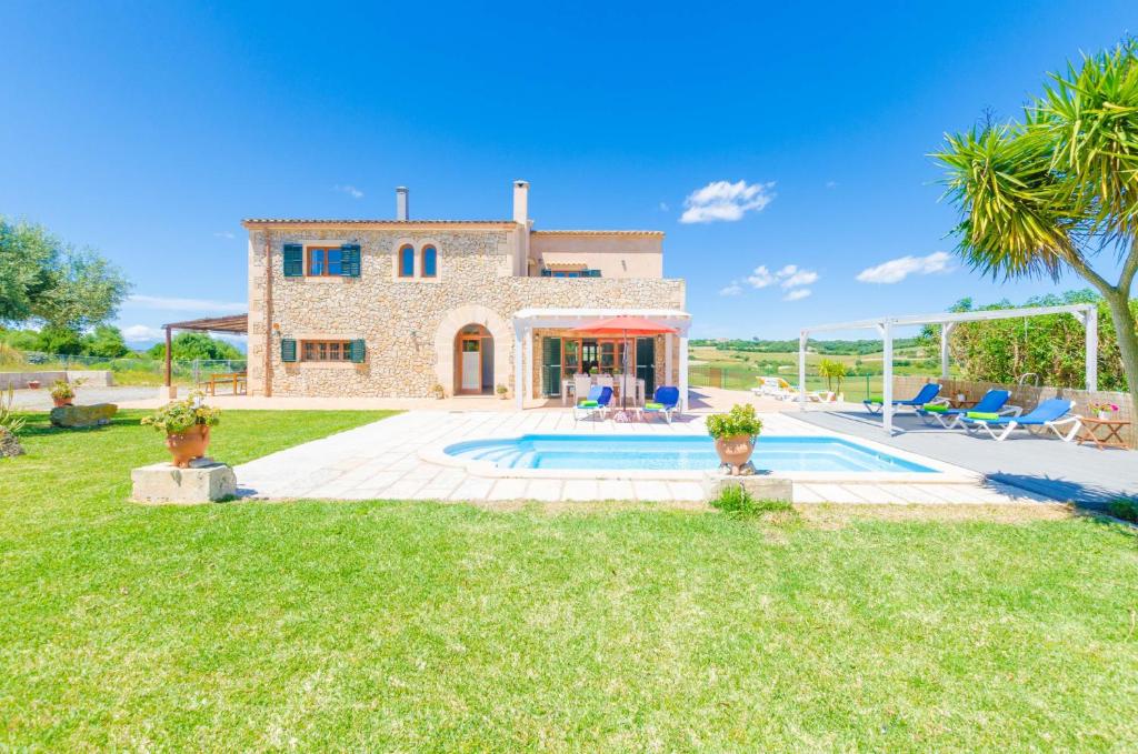 ein Bild einer Villa mit einem Pool in der Unterkunft Angigal in Manacor