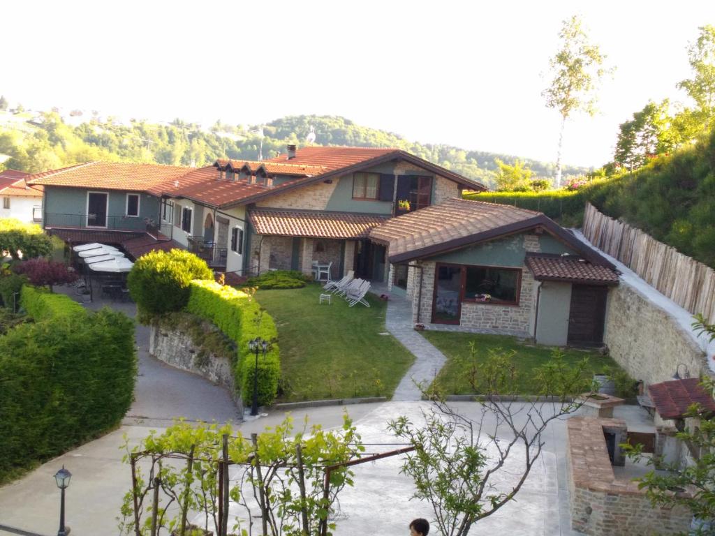 eine Luftansicht eines Hauses mit Hof in der Unterkunft Trattoria Del Bivio in Cerretto Langhe