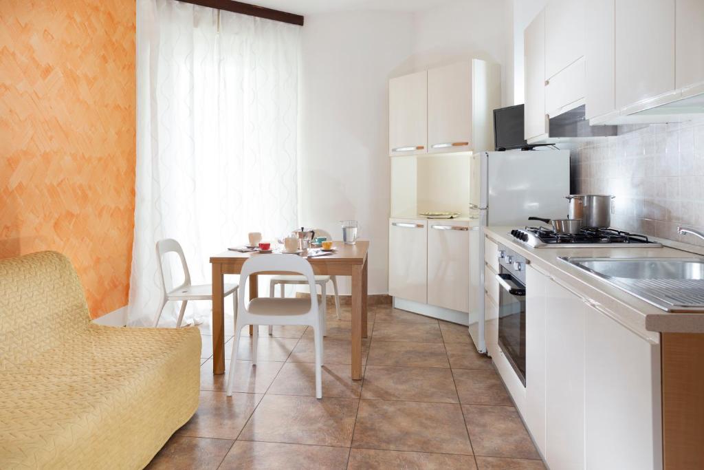 Kuchyň nebo kuchyňský kout v ubytování SoleMare Hotel e Residence
