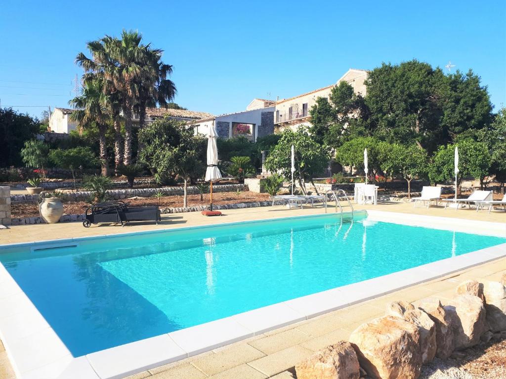 uma grande piscina com água azul em Agriturismo Villa Flavia em Casa Serrafiori
