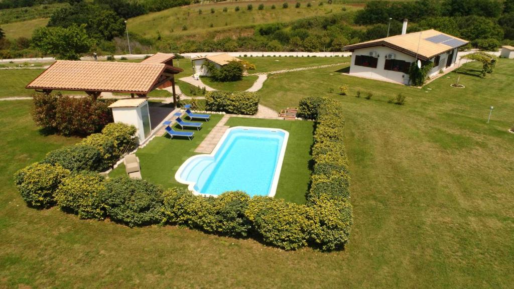 eine Luftansicht eines Hauses mit Pool in der Unterkunft La collina delle fonti in Aprilia