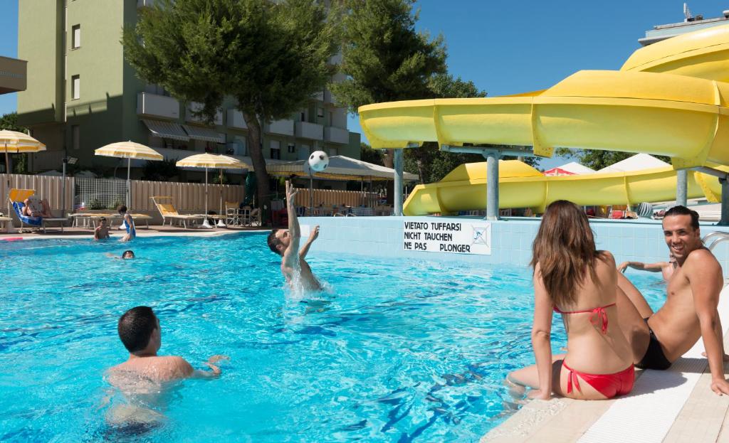Bazén v ubytování SoleMare Hotel e Residence nebo v jeho okolí
