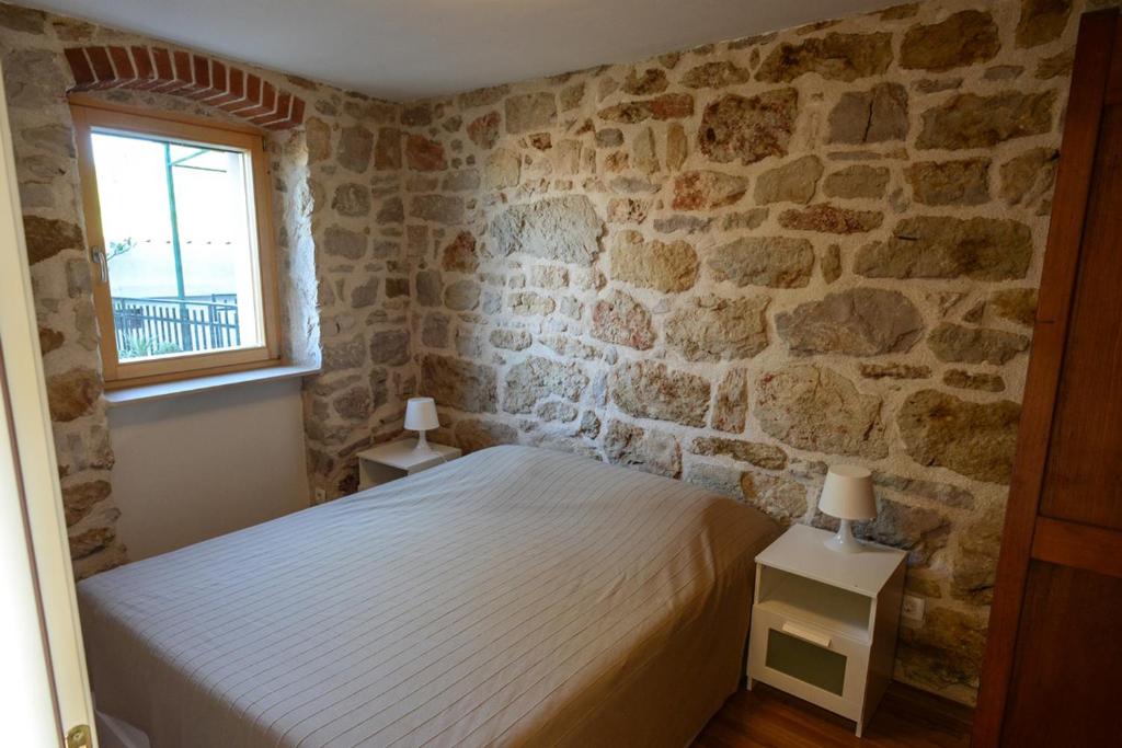 Postel nebo postele na pokoji v ubytování Stone House Nana