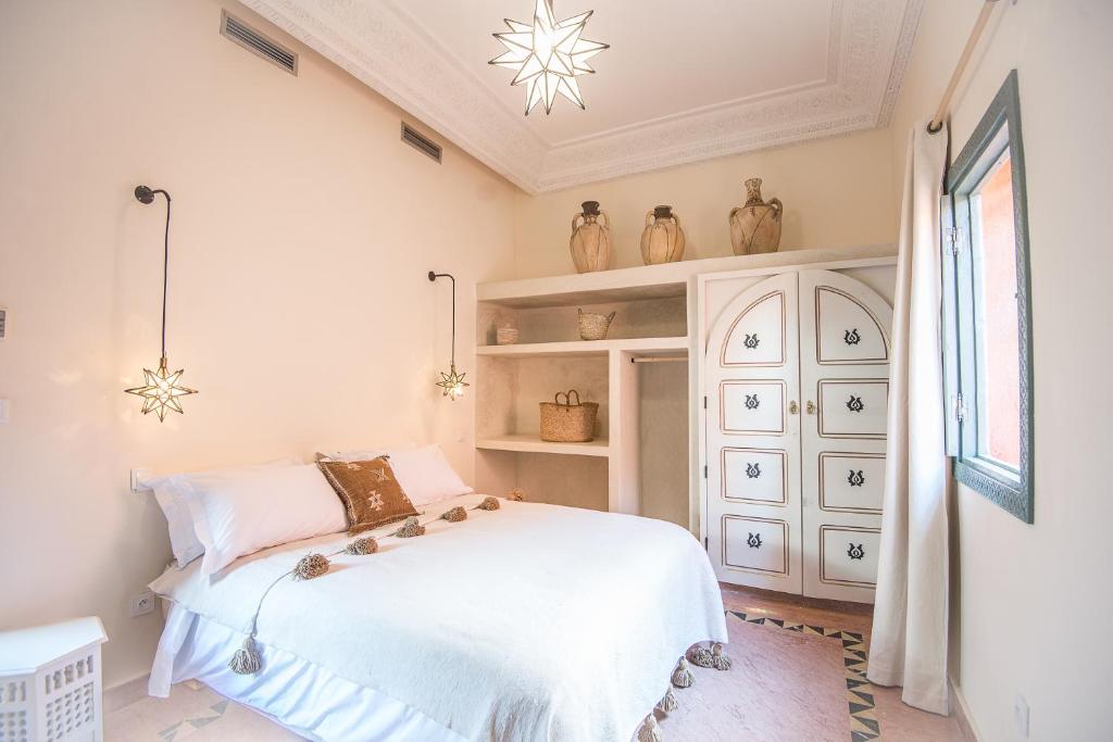 Postel nebo postele na pokoji v ubytování Riad Ksar Fawz & Spa