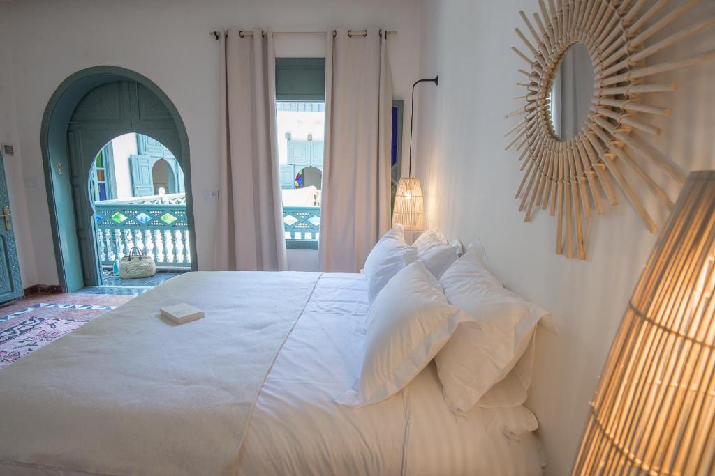 Postel nebo postele na pokoji v ubytování Riad Ksar Fawz & Spa