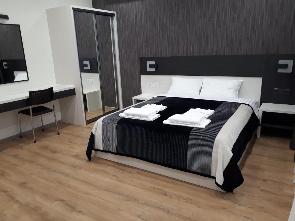 IRIS apartments في أوديسا: غرفة نوم بسرير كبير عليها منشفتين