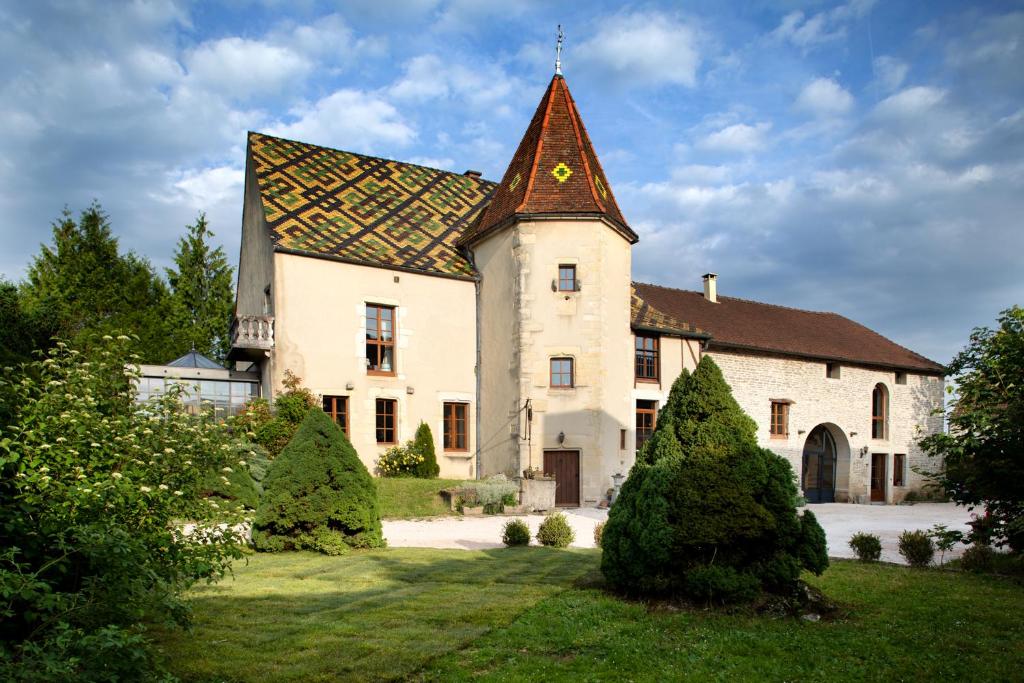 un gran edificio blanco con techo puntiagudo en L'Hote Antique - MAISON D'HOTE- 4 Suites avec cuisine, en Pichanges