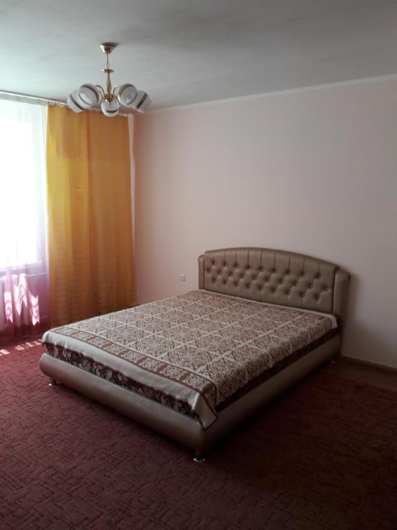Un pat sau paturi într-o cameră la Апартаменты в центре