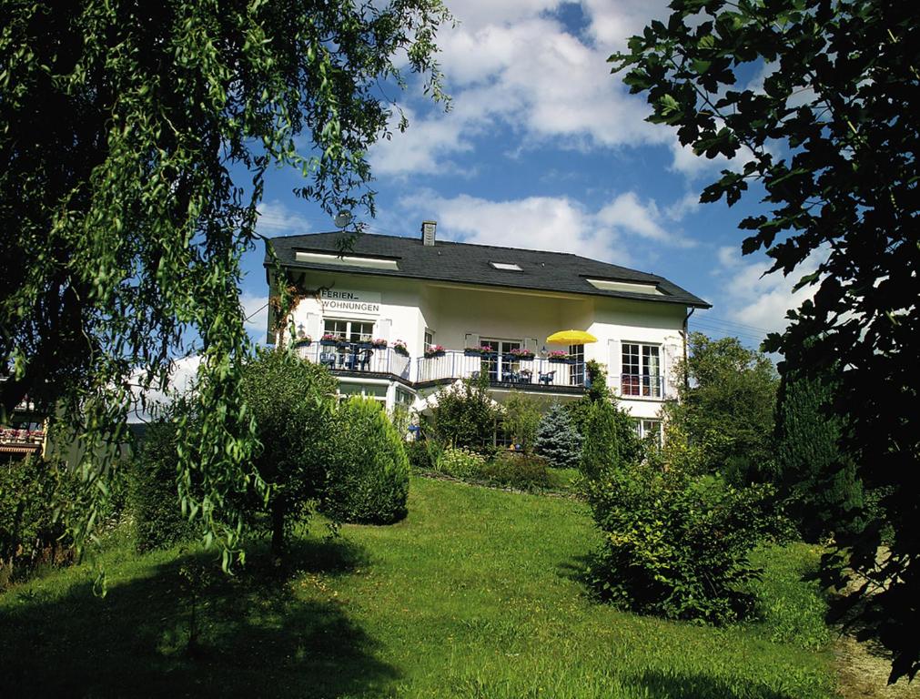una gran casa blanca con un patio delante en Weingut Bernd Hermes, en Kröv