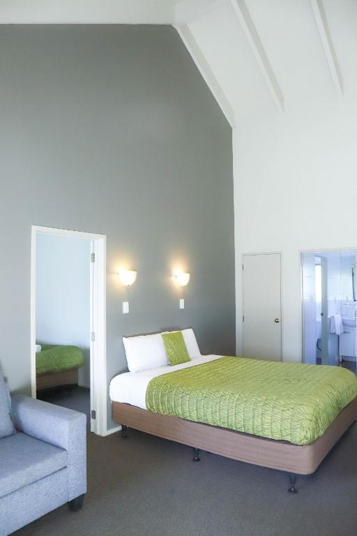 Postel nebo postele na pokoji v ubytování Airport Manor Inn