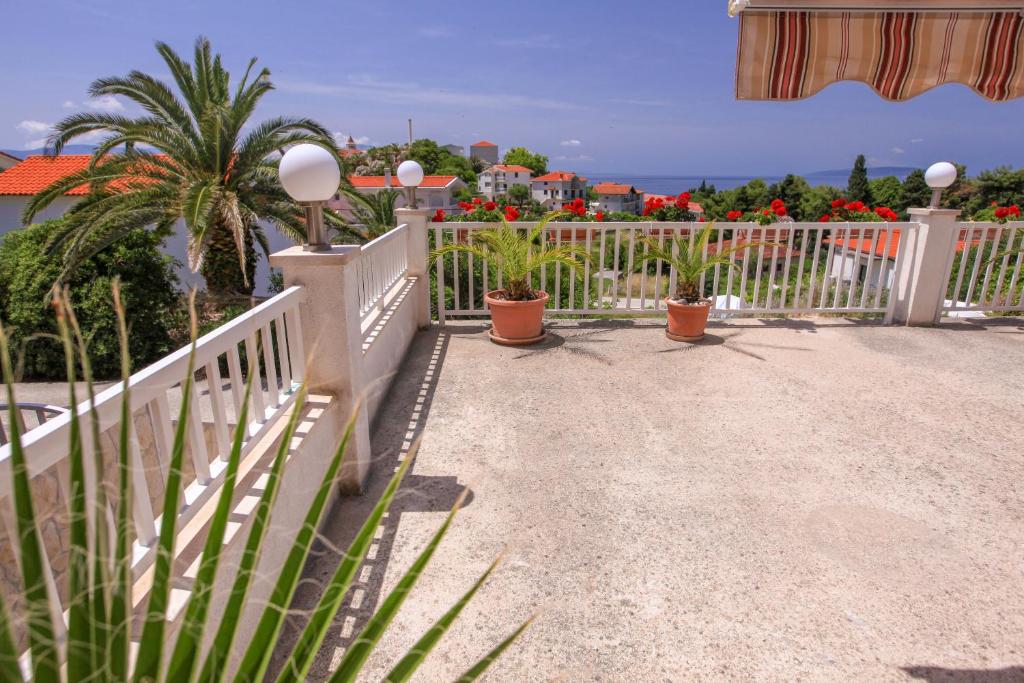 Apartments Ursula في غراداك: حاجز أبيض عليه نباتات خزف