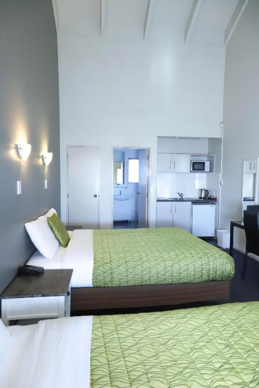 Postel nebo postele na pokoji v ubytování Airport Manor Inn