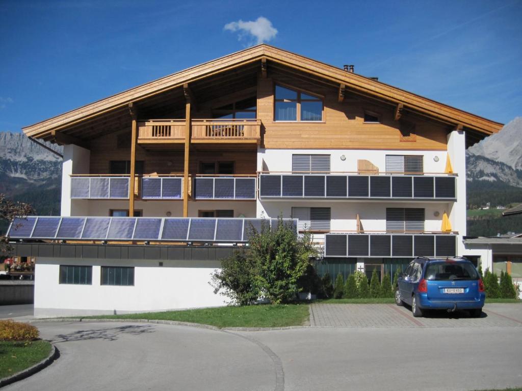 un edificio con molti pannelli solari sopra di Apartment Anita a Ellmau