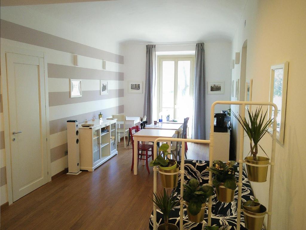 una cucina e una sala da pranzo con tavolo e piante di I Reali Bed & Breakfast a Torino