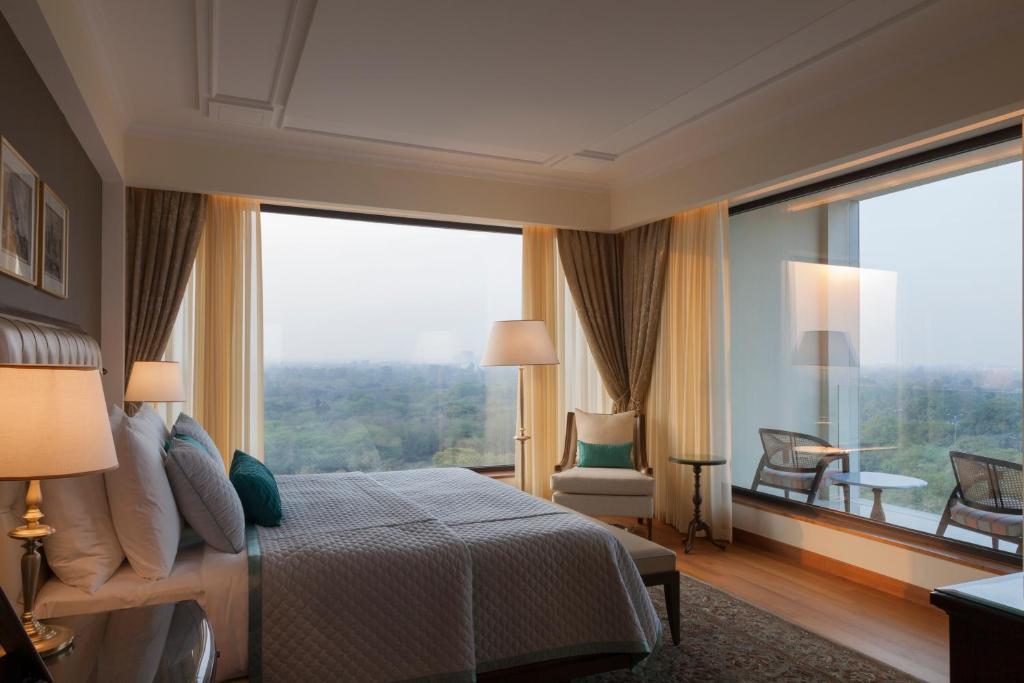 Postel nebo postele na pokoji v ubytování The Oberoi New Delhi