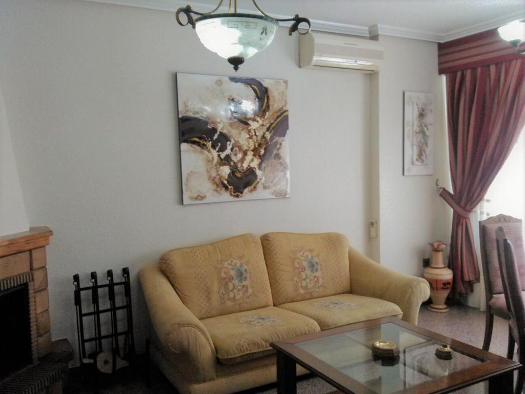 uma sala de estar com um sofá e uma mesa em D´Paso em Elda