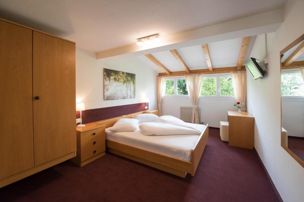 Postel nebo postele na pokoji v ubytování Hotel Sigmundskron