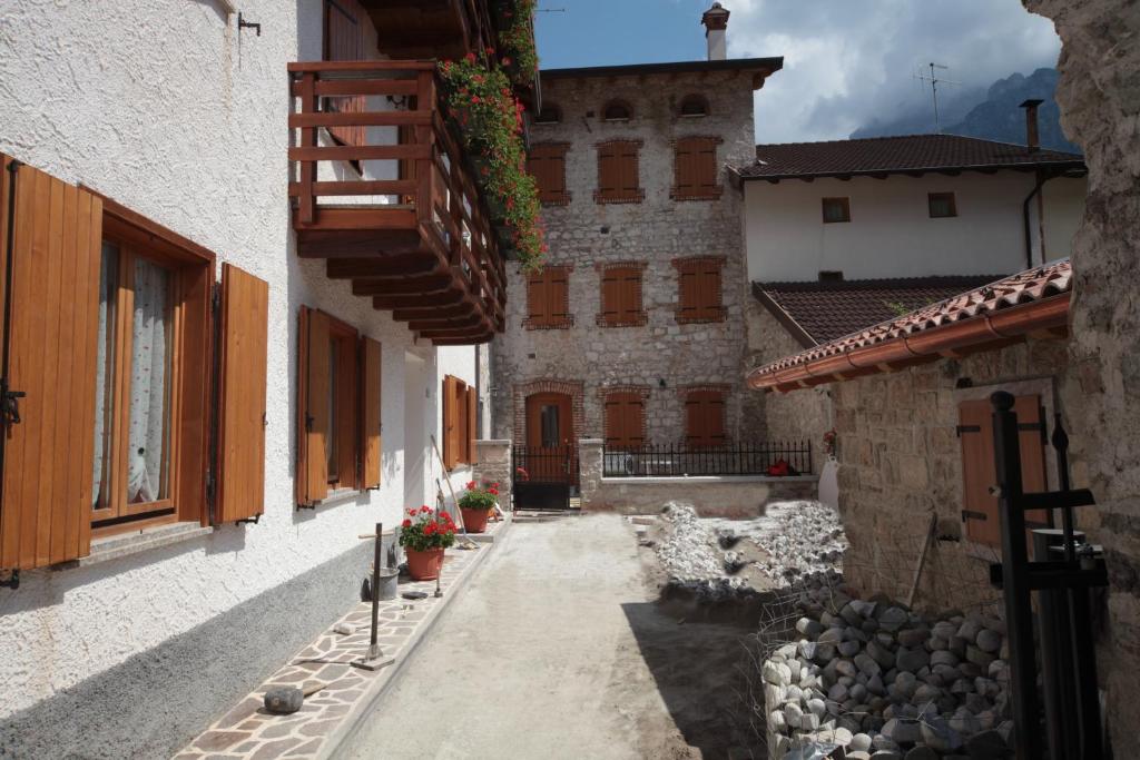 een steegje tussen twee gebouwen met een gebouw bij Albergo diffuso Valcellina e Val Vajont in Cimolais in Basoia