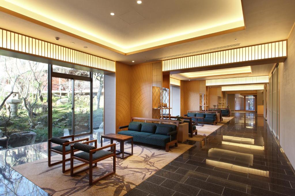 een lobby met blauwe banken en stoelen in een gebouw bij Ryokan Nenrinbo in Kyoto