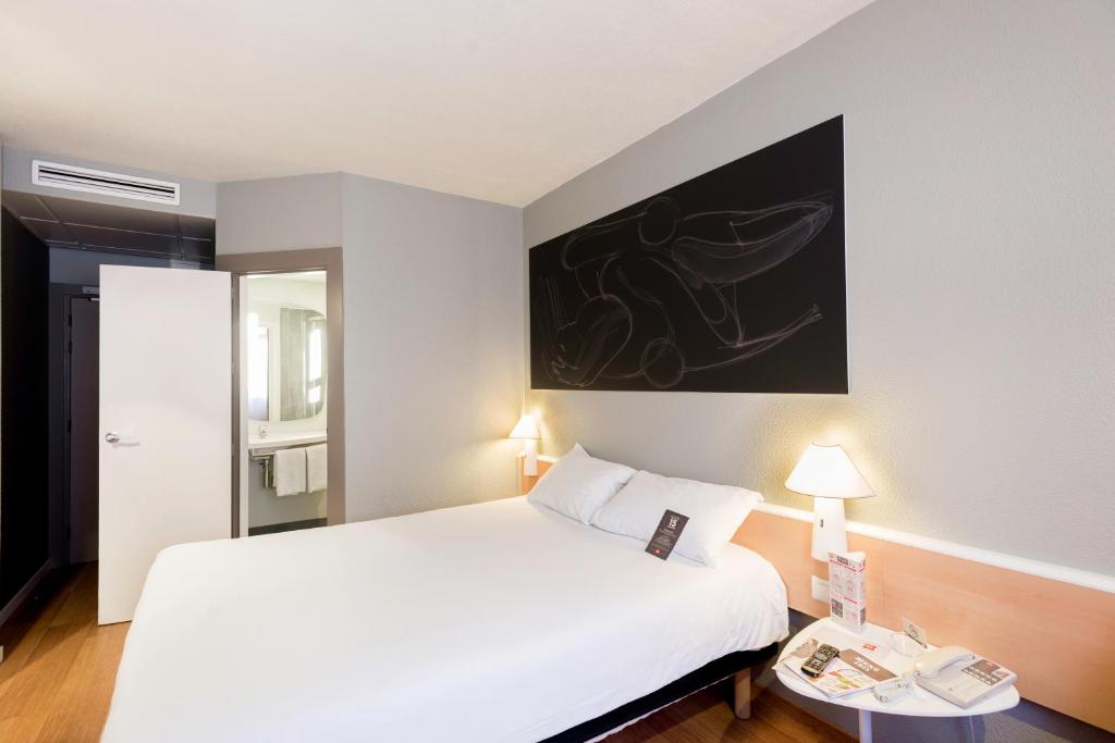 Posteľ alebo postele v izbe v ubytovaní Ibis Granada
