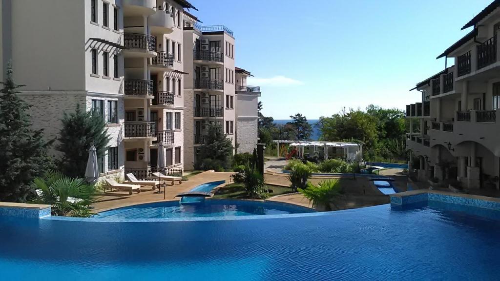 Swimming pool sa o malapit sa Beautiful 1st-Line Seaview Private Appartement in The Cliff resort