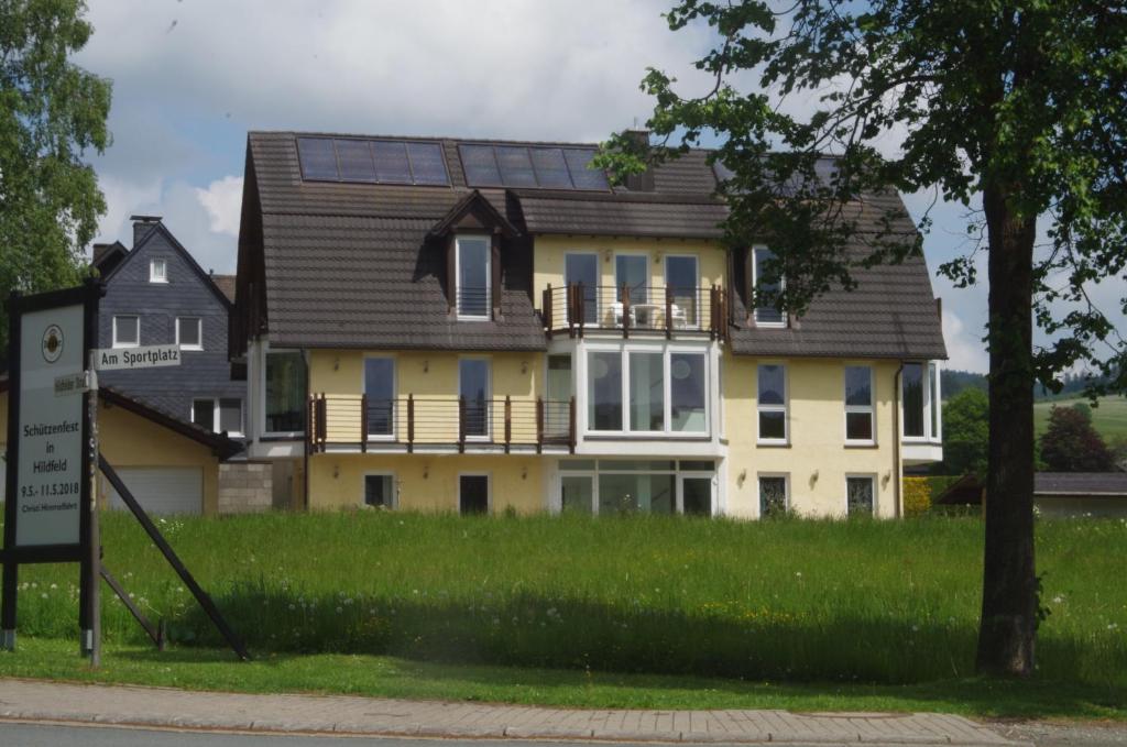 ヴィンターベルクにあるDas gelbe Haus 3の太陽光パネル付きの大黄色い家