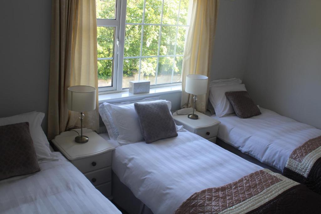 Postel nebo postele na pokoji v ubytování 5 mins walk to Carrick - Sleeps 12 - Off road parking - Modern house
