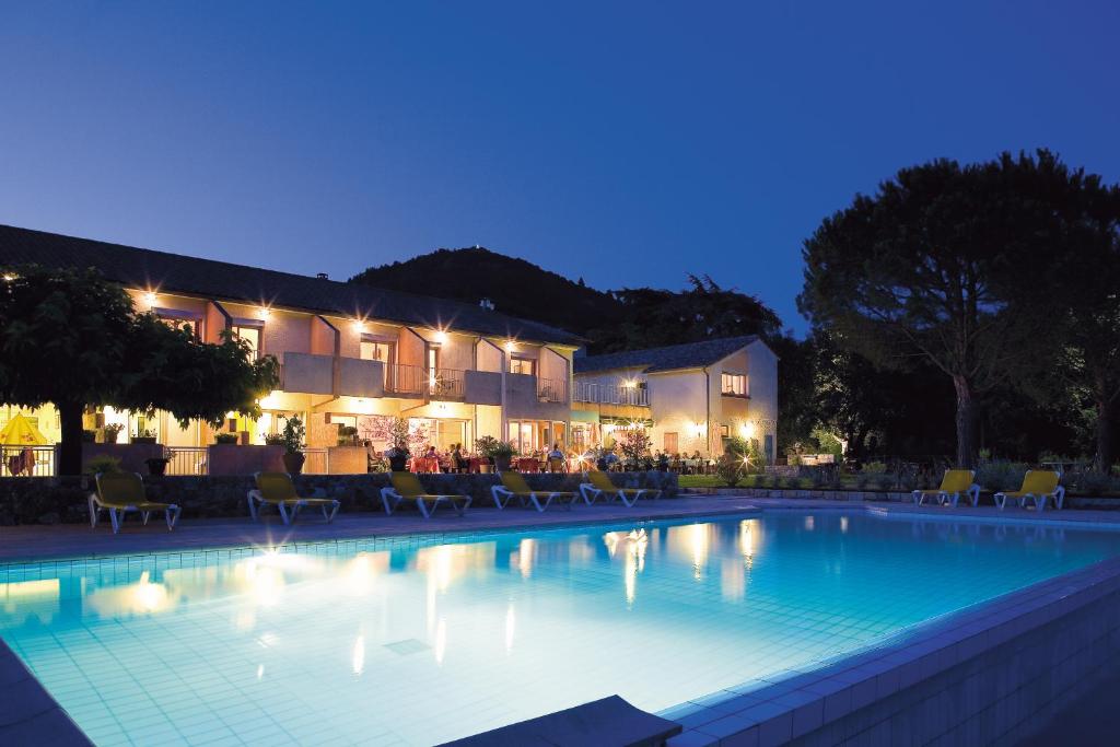 Bazén v ubytování Logis Hôtel Restaurant Le Chêne Vert nebo v jeho okolí
