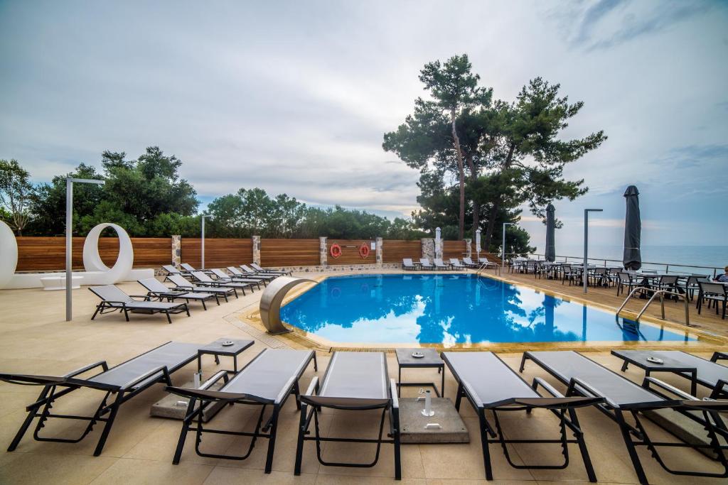 Bazén v ubytování Poseidon Hotel nebo v jeho okolí