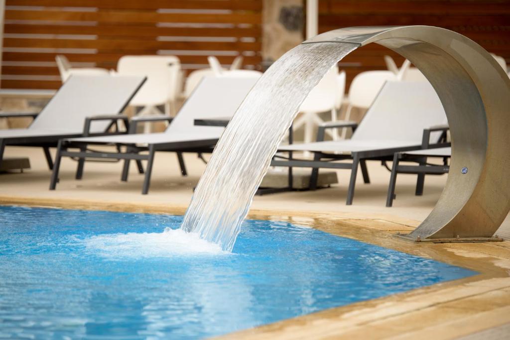 Bazén v ubytování Poseidon Hotel nebo v jeho okolí