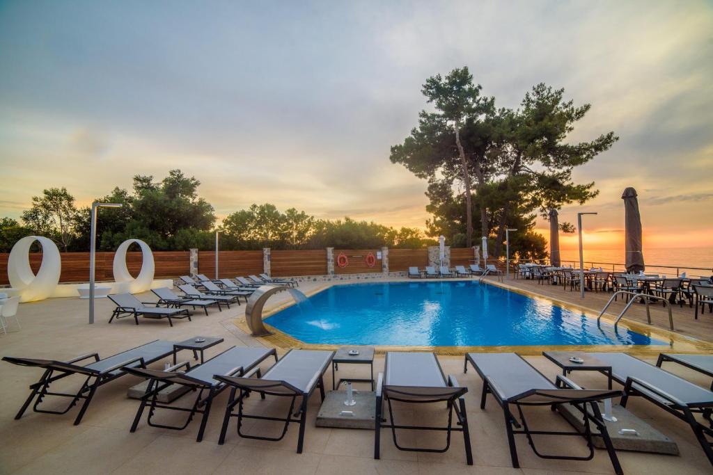 Bazén v ubytování Poseidon Hotel nebo v jeho okolí