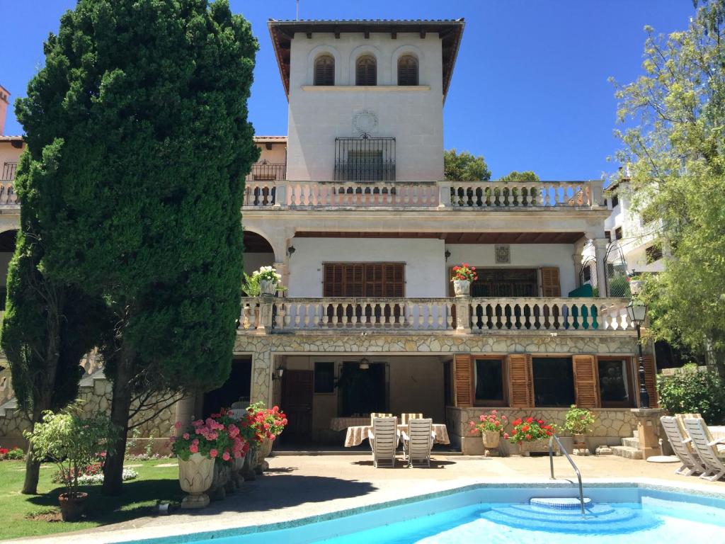 una casa grande con piscina frente a ella en Villa Son Armadans, en Palma de Mallorca