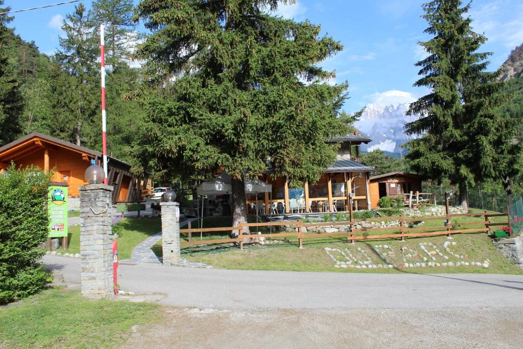 una cabaña en las montañas con un edificio en Camping Du Parc, en Pré-Saint-Didier