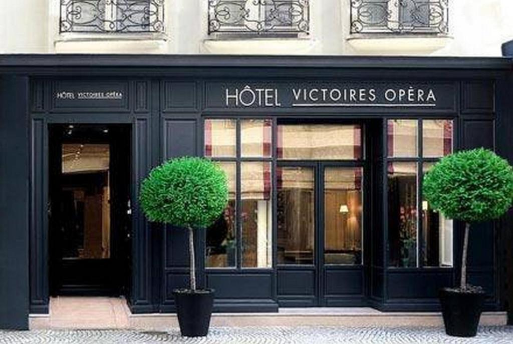 deux potiers devant un opéra d'hôtel dans l'établissement Victoires Opera, à Paris