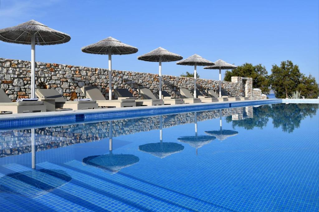Bazén v ubytování Ambelas Mare Apartments nebo v jeho okolí