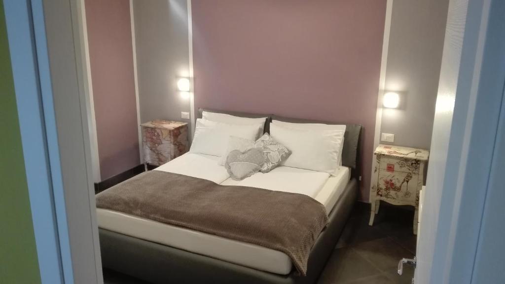 Casa Donatella في مالسيسيني: سرير في غرفة صغيرة مع مواقف ليلتين