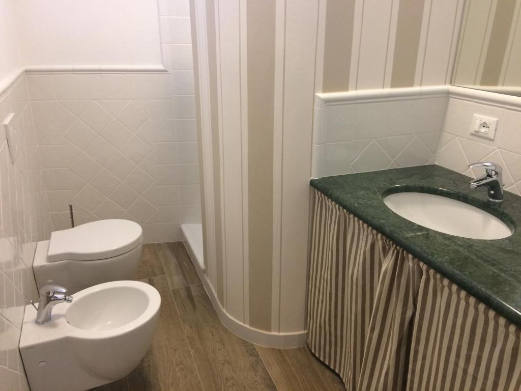 A bathroom at Taverna del Puccini