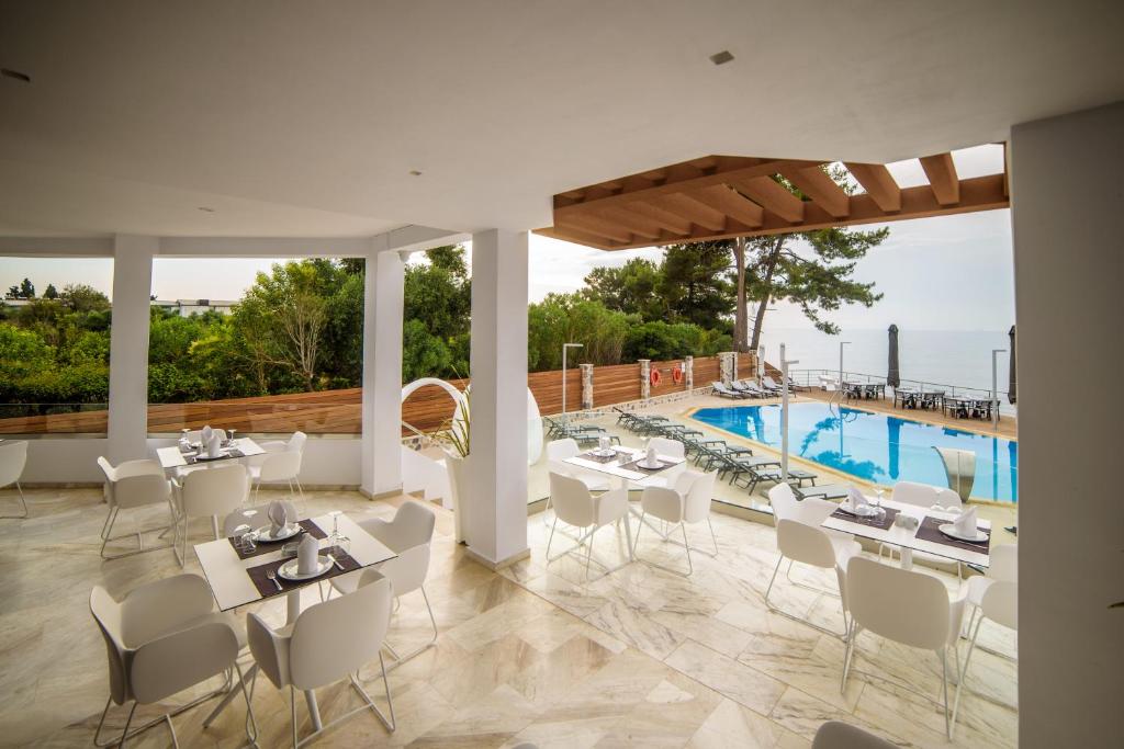 Bazén v ubytování Poseidon Hotel nebo v jeho okolí