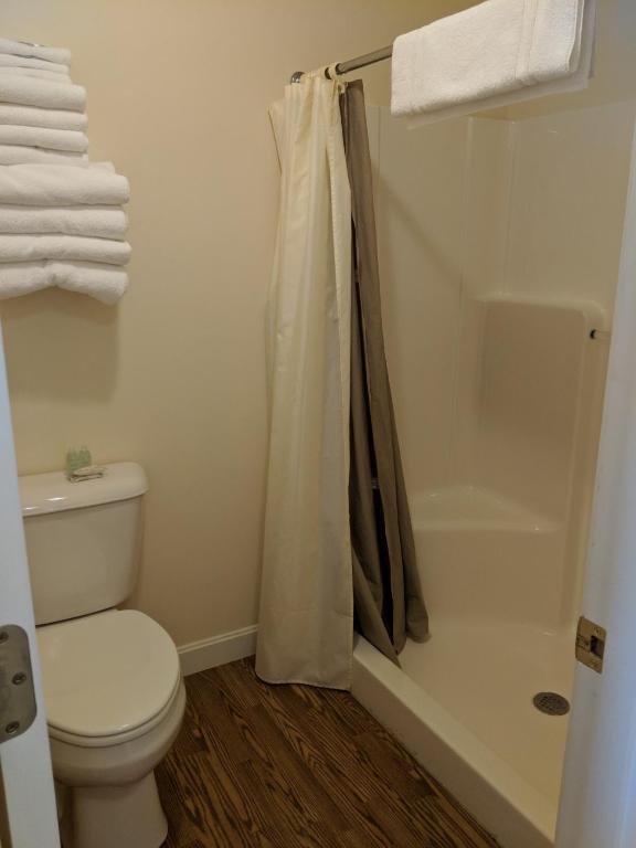 Rangeley Saddleback Inn - Queen Room
