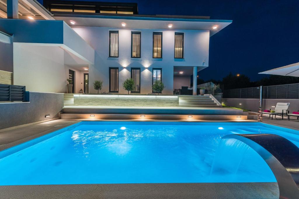 basen przed domem w nocy w obiekcie Villa Franica Zadar w mieście Zadar