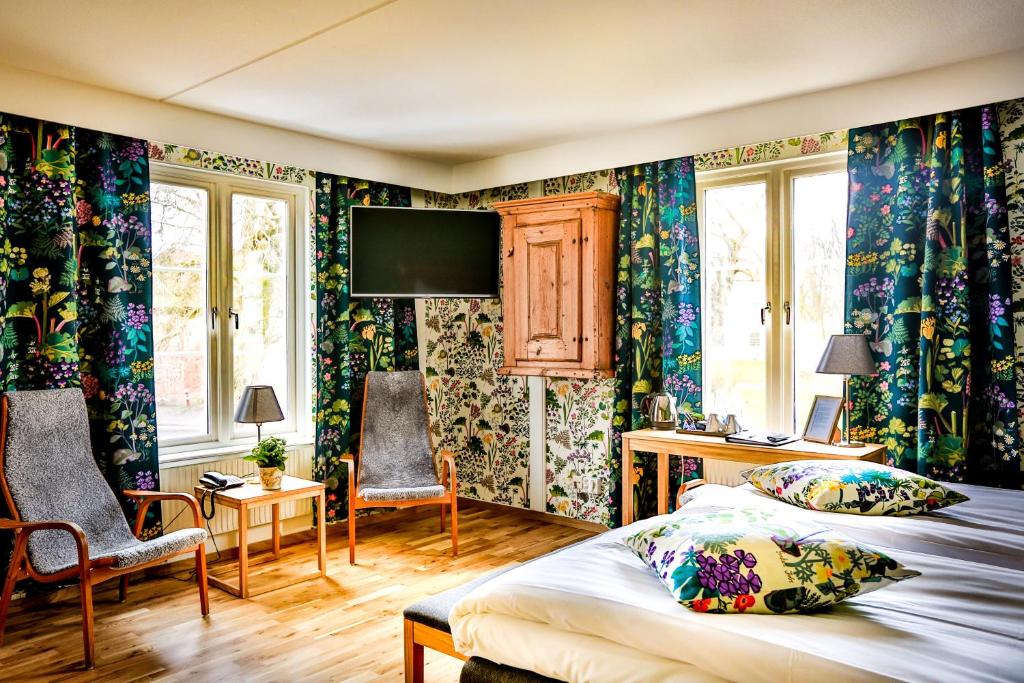 Postel nebo postele na pokoji v ubytování Vadstena Klosterhotell Konferens & Spa