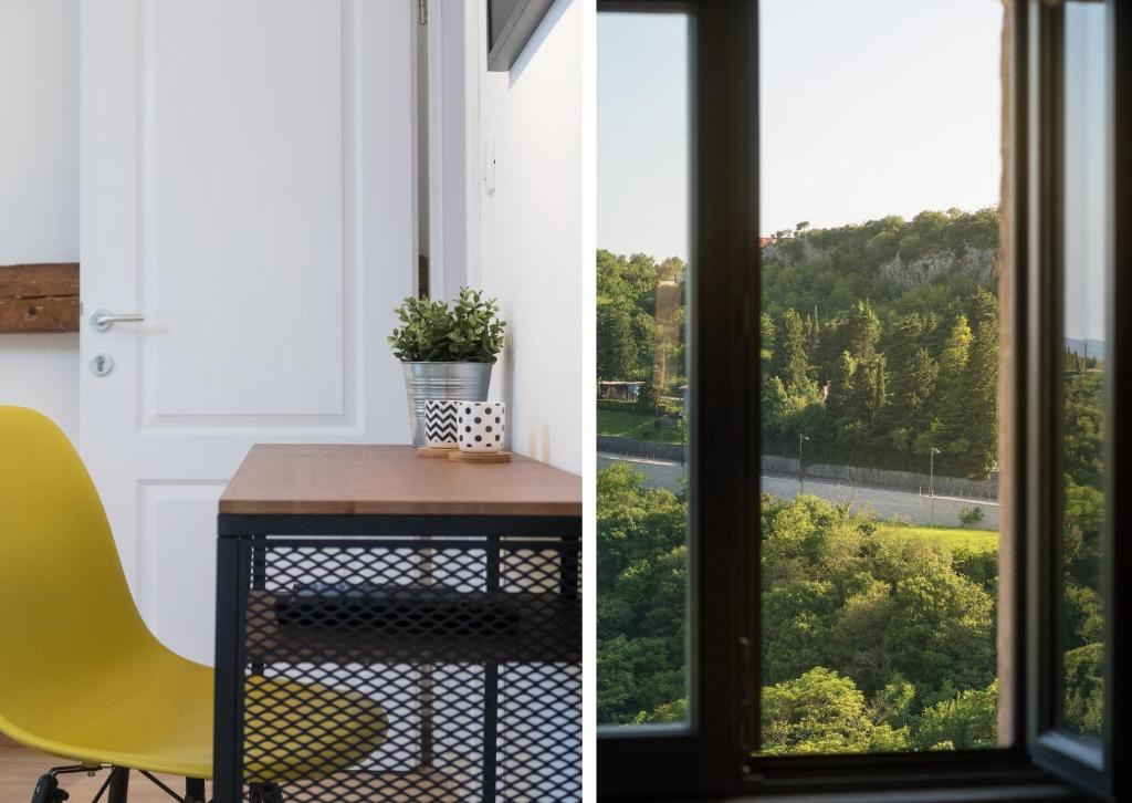 einem gelben Stuhl und einem Tisch vor einem Fenster in der Unterkunft Lemechi Casa San Marco in Labin