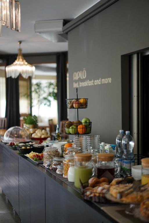 un buffet avec de nombreux types de nourriture différents dans l'établissement Hotel Aplo - Breakfast Experience, à Cervia