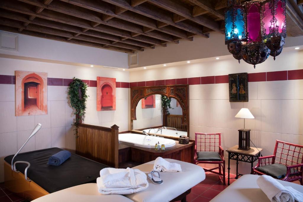Posezení v ubytování Hotel et Spa Le Lion d'Or