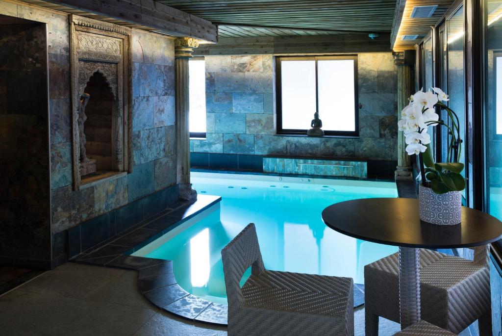 Bazén v ubytování Hotel et Spa Le Lion d'Or nebo v jeho okolí