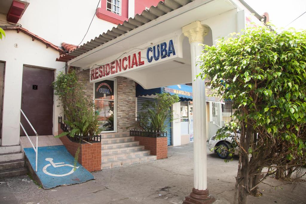 een gebouw met een bord met financiële jubilia bij Residencial Turistico Cuba in Panama-Stad