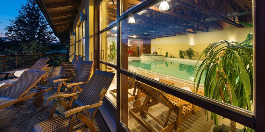 Bazén v ubytování Wellness Hotel Happy Star nebo v jeho okolí