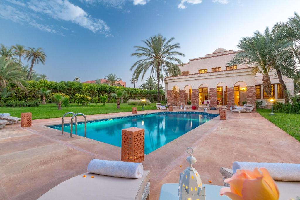une maison avec une piscine et une maison dans l'établissement Domaine Rosaroum, à Marrakech